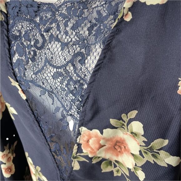 Torrid Floral print lace inset cold shoulder top 1 1x - Picture 5 of 12